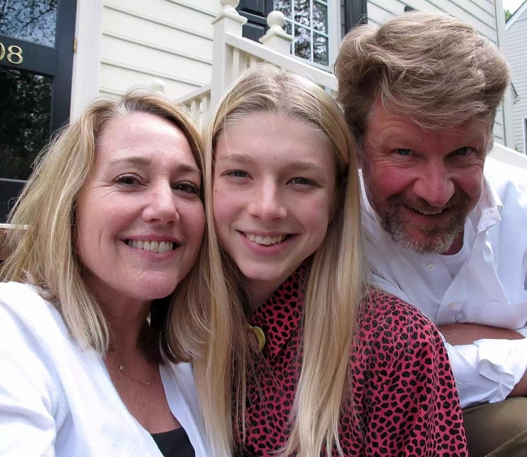 Hunter Schafer chụp cùng bố mẹ năm 2016. Ảnh: AP