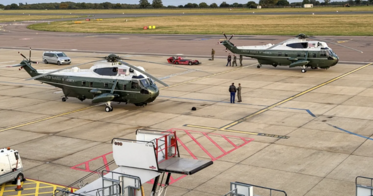 Tổng thống đã đổi sang một chiếc trực thăng khác sau khi chiếc Marine One gặp sự cố. Ảnh: Story Picture Agency