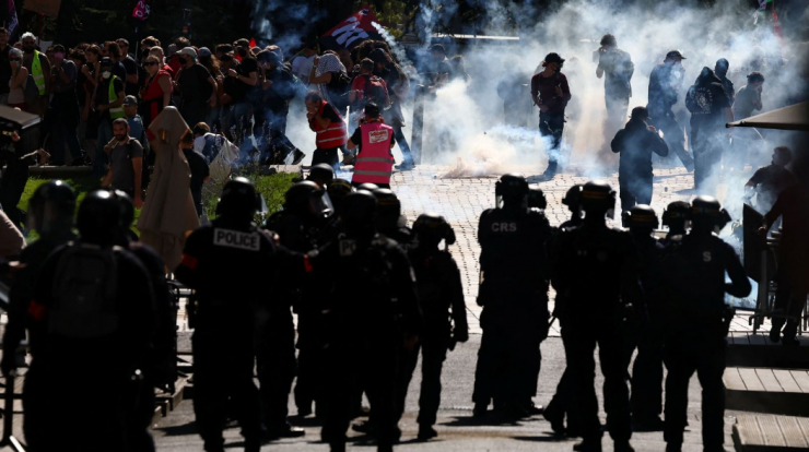 Một cuộc biểu tình ở Nantes, Pháp. Ảnh: Sky News