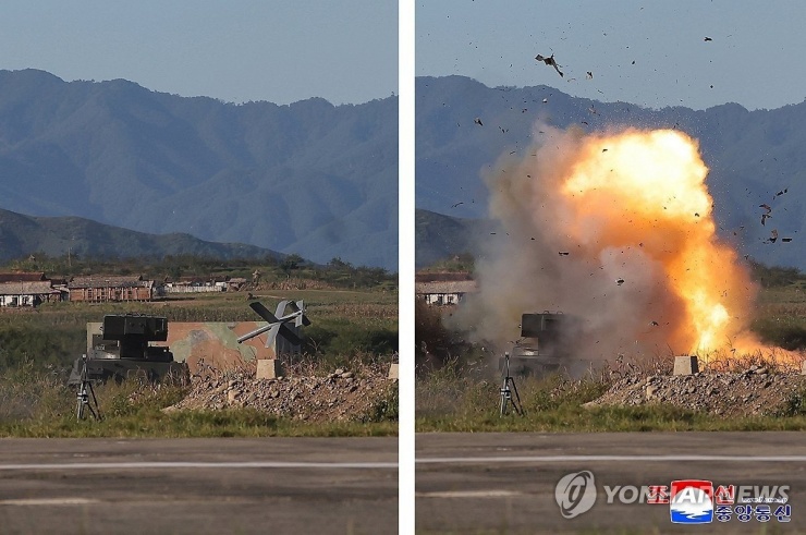 Máy bay không người lái tấn công mục tiêu trong cuộc thử nghiệm. (Ảnh: Yonhap)