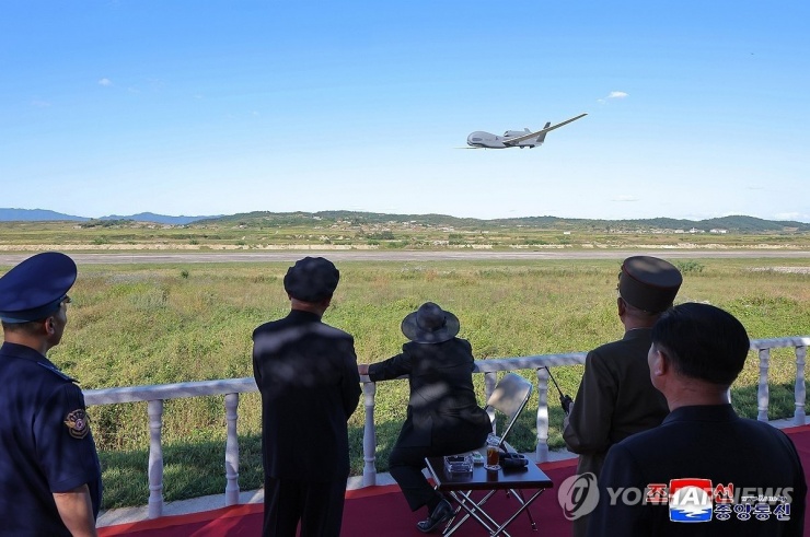 Chủ tịch Kim Jong Un giám sát thử nghiệm máy bay không người lái, Triều Tiên phô diễn sức mạnh quân sự mới - 5