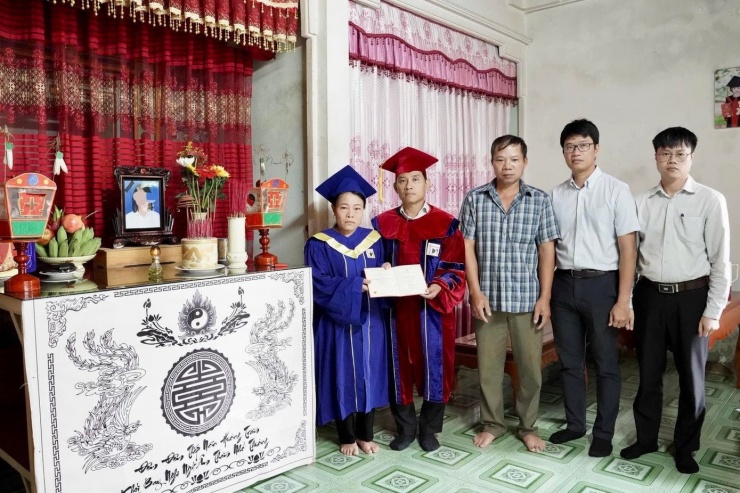 Nhà trường đã về tận nhà nữ sinh qua đời để trao tận tay gia đình tấm bằng tốt nghiệp.