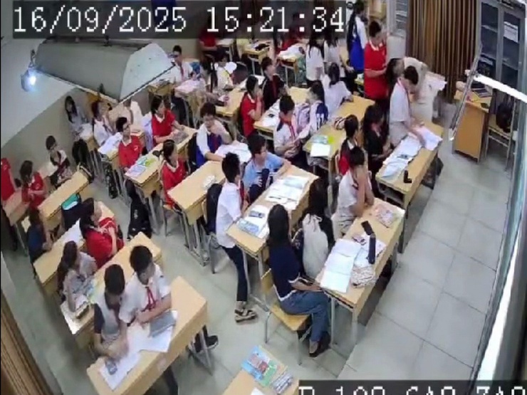 Học sinh túm tóc, ấn đầu cô giáo xuống.