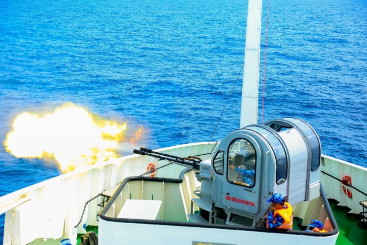 Thực hành bắn súng pháo 23mm trên tàu CSB 8001. Ảnh: Bộ Tư lệnh Vùng Cảnh sát biển 3