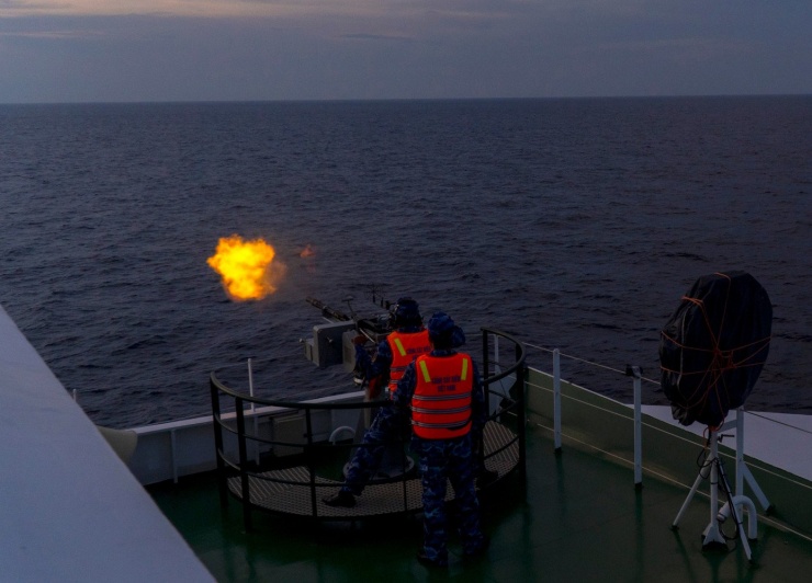 Cán bộ, chiến sĩ Bộ Tư lệnh Vùng Cảnh sát biển 3 thực hành bài bắn ban đêm với súng 14,5mm. Ảnh: Bộ Tư lệnh Vùng Cảnh sát biển 3