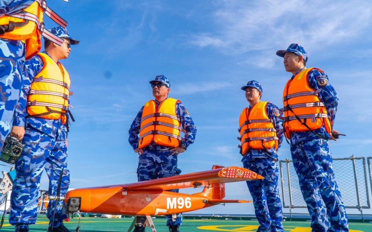 Công tác chuẩn bị cho bài bắn súng, pháo với mục tiêu bay M96. Ảnh: Bộ Tư lệnh Vùng Cảnh sát biển 3