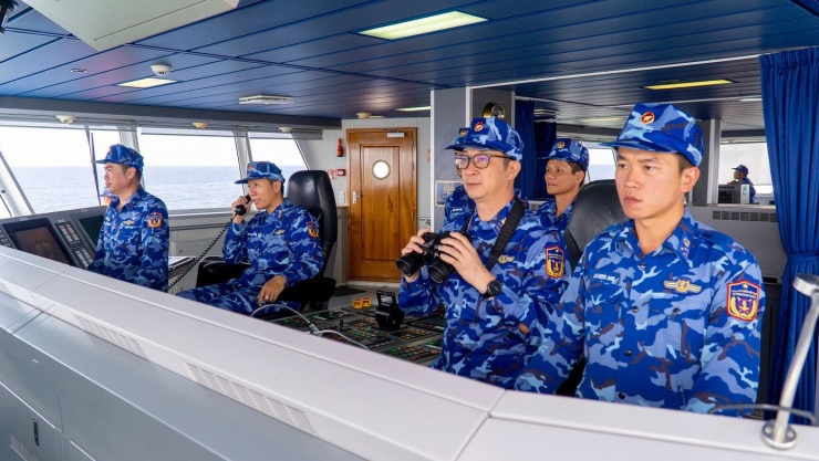 Đại tá Nguyễn Minh Khánh - Phó Tư lệnh, Tham mưu trưởng Bộ tư lệnh Vùng Cảnh sát biển 3, trực tiếp chỉ huy diễn tập. Ảnh: Bộ Tư lệnh Vùng Cảnh sát biển 3