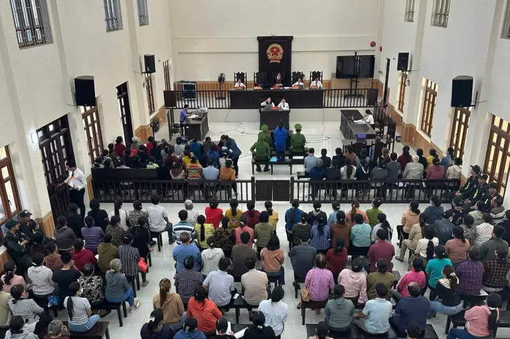 Hàng trăm người đến theo dõi phiên tòa.