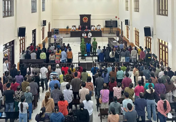 Nhiều người nghe tòa tuyên án.