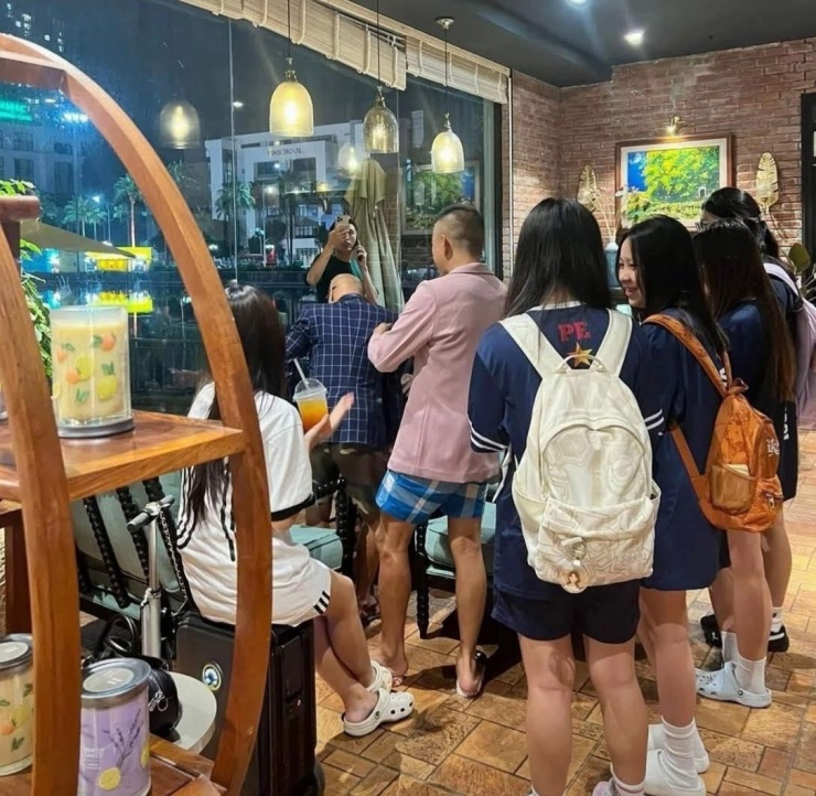 Sau vụ việc, quán cà phê đông khách hơn hẳn bình thường.