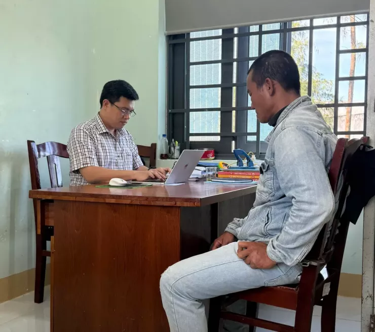 Kính (áo jean) bị bắt khẩn cấp vì chém đứt lìa bàn tay người khác.