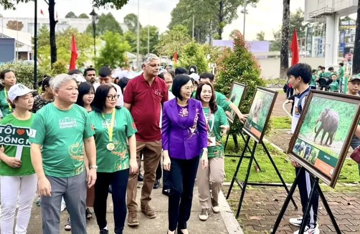 Ông Đoàn Hoài Nam, Phó Cục trưởng Cục Lâm nghiệp và kiểm lâm của Bộ Nông nghiệp và Môi trường (đi đầu) cùng bà Nguyễn Thị Hoàng, Phó Chủ tịch UBND tỉnh Đồng Nai (áo tím) trong buổi khai mạc. Ảnh: HB.