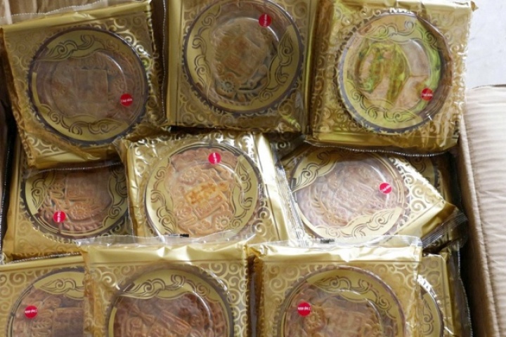 Gần 4.200 chiếc bánh trung thu trôi nổi bị thu giữ