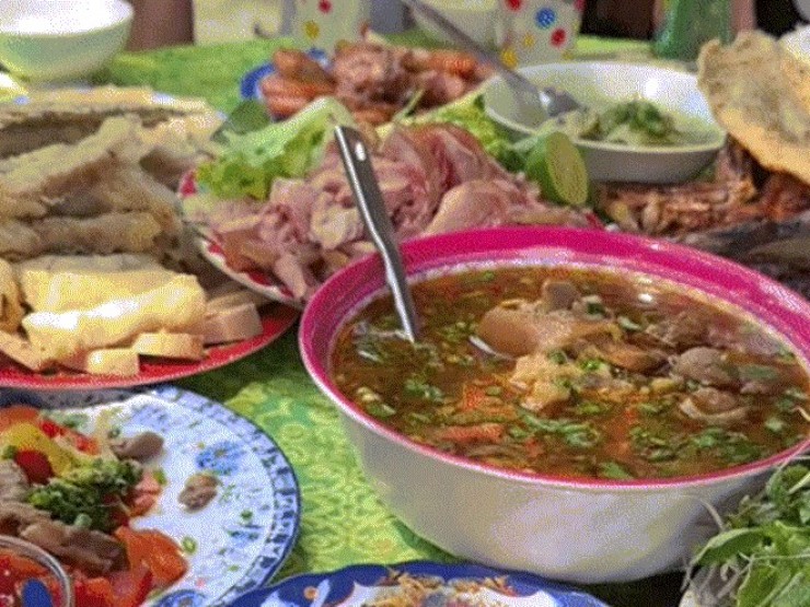 Mâm cỗ đám giỗ ở Đà Nẵng gây sốt, khách mê tít món 'di sản quốc gia'