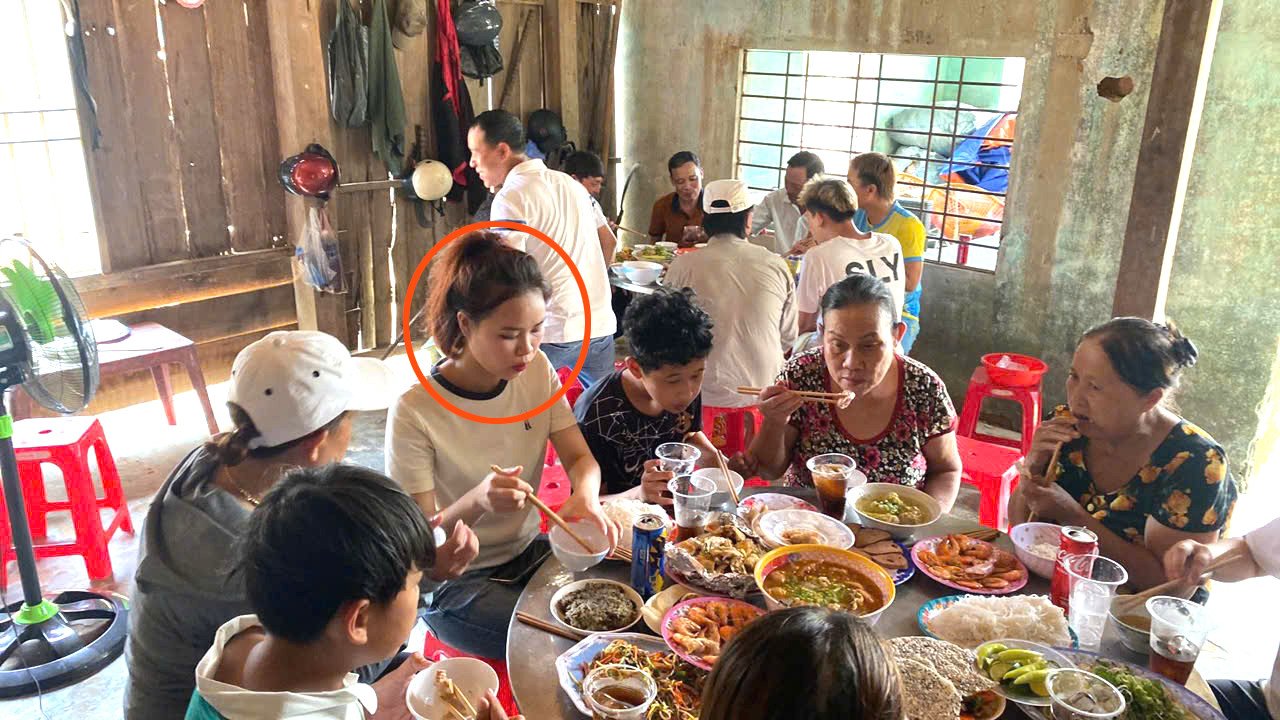 Mâm cỗ đám giỗ ở Đà Nẵng gây sốt, khách mê tít món &#39;di sản quốc gia&#39; - 1