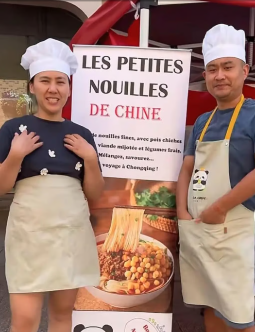 Có ngày, vợ chồng tiến sĩ Đinh thu tới 1.000 euro tiền bán mì. Ảnh: QQ.com