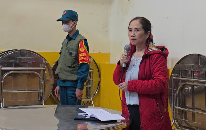 Bà Nguyễn Thái Quỳnh Nga, Hiệu trưởng Trường Tiểu học T.V, trao đổi với các phụ huynh vào đêm 18-9.
