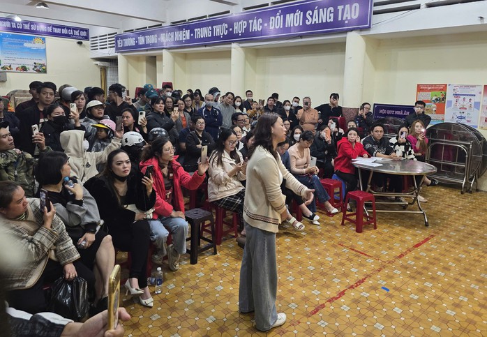 Các phụ huynh muốn đối chất với Ban giám hiệu Trường Tiểu học T.V..