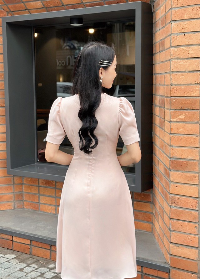 Một chiếc đầm chiết eo hoặc thắt đai sẽ giúp ánh nhìn tập trung vào vòng eo, làm lu mờ đi khuyết điểm bắp tay.