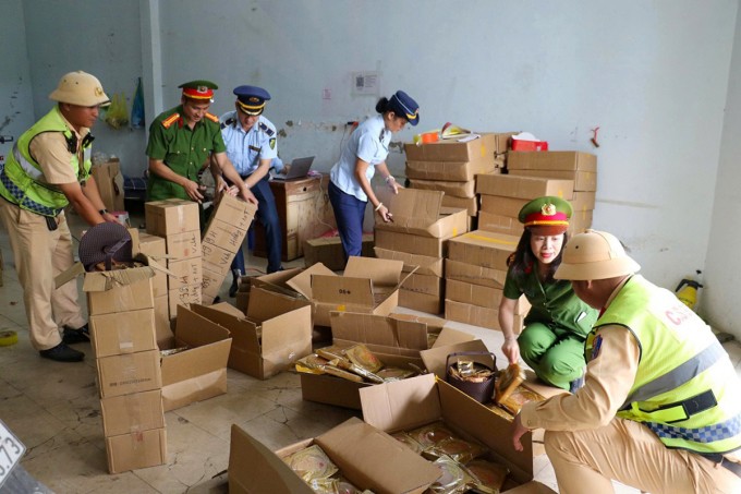 Lực lượng liên ngành kiểm tra kho hàng tập kết bánh trung thu ở phường Trường Vinh, chiều 17/9. Ảnh: Công an cung cấp