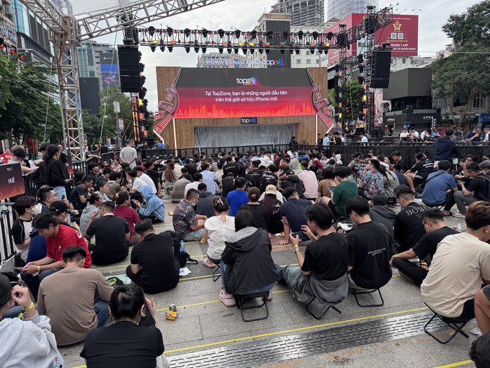 Khách xếp hàng chờ từ nửa đêm