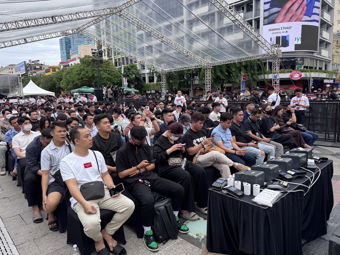 Khách chờ nhận máy trên đường Nguyễn Huệ, TP HCM