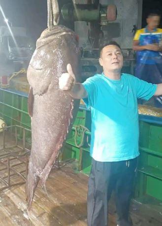 Ngư dân bắt được con cá mú khổng lồ nặng 125kg, giá 127 triệu đồng - 1