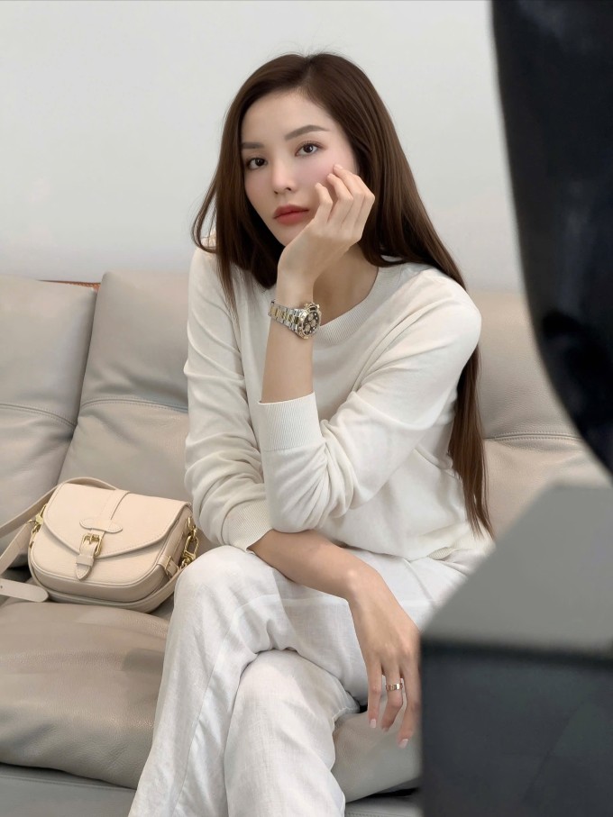 Kỳ Duyên diện trang phục đơn giản để nổi bật chiếc đồng hồ trên tay.