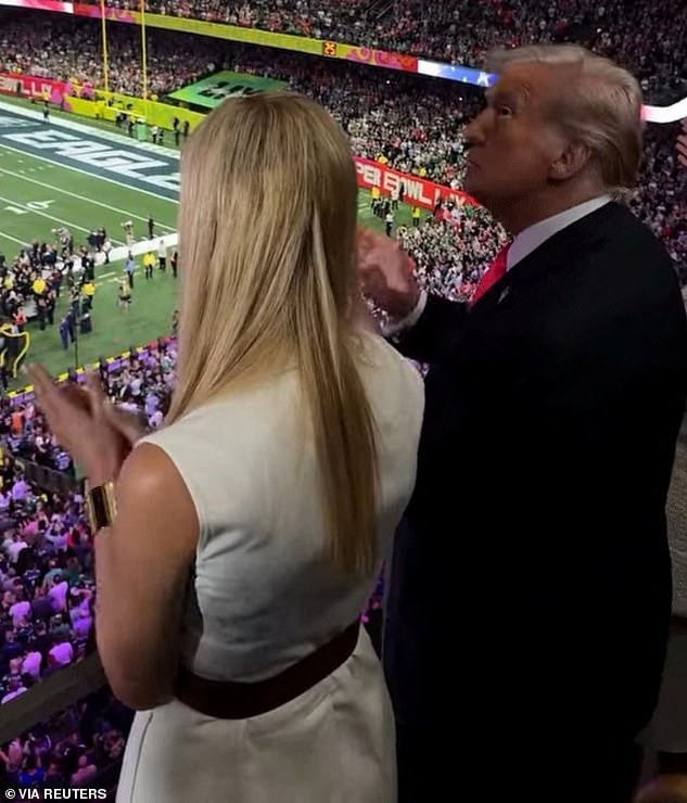 Ảnh chụp phía sau lưng Ivanka và ông Trump khi dự Super Bowl hồi tháng 2.