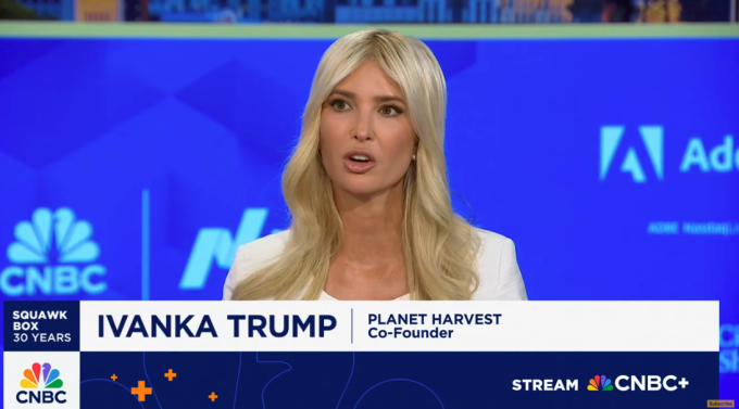 Mái tóc của Ivanka Trump được nhận xét kém tự nhiên, khác với mọi khi.
