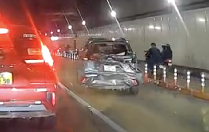 Ôtô 7 chỗ bị biến dạng phần đuôi sau tai nạn. Ảnh: Minh Bằng