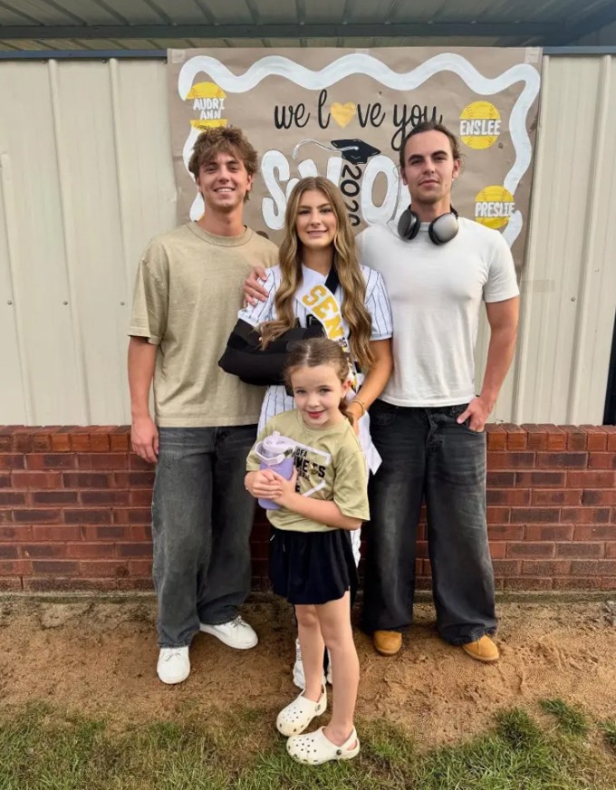 Jayden James (trái) và Sean Preston (phải) chụp hình cùng hai em họ Maddie, Ivey Watson. Ảnh: Instagram