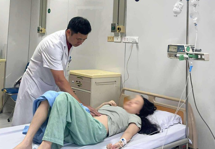 Nữ bệnh nhân trẻ phải cấp cứu do chảy máu dạ dày. Ảnh: Hương Thuỷ