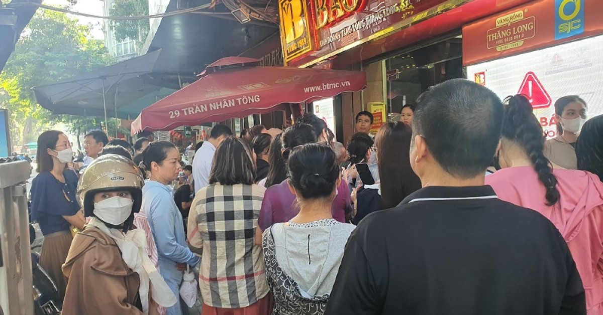 Phố vàng ngày 19/9: Nhiều người đi từ tinh mơ l...