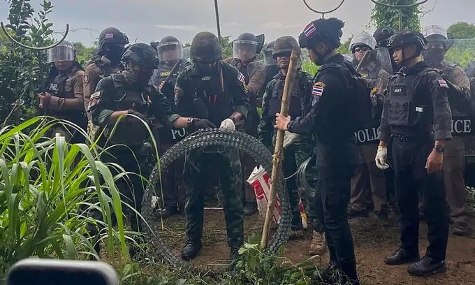 Cảnh sát Thái Lan rải dây thép gai ở khu vực biên giới ngày 17/9. Ảnh: AKP