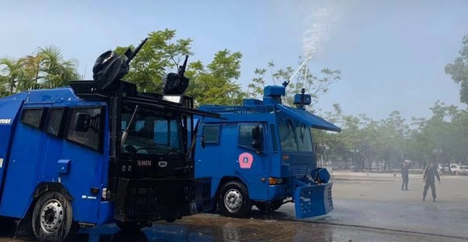 Xe đặc chủng của cảnh sát Thái Lan được trang bị vòi rồng. Ảnh: Nation