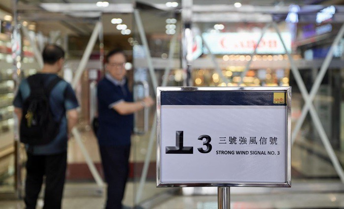 Biển báo Tín hiệu gió mạnh số 3 được ban hành tại Hồng Kông - Trung Quốc hôm 19-9 - Ảnh: CHINA DAILY