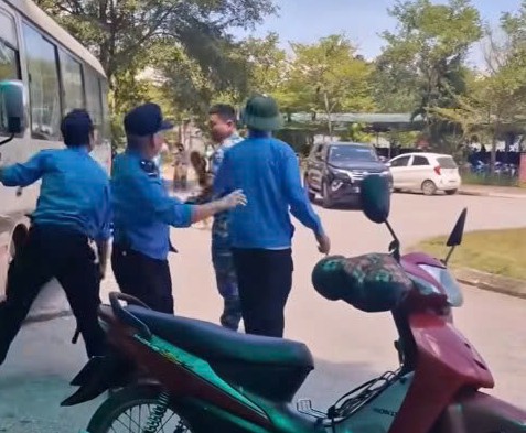 Người đàn ông bị bảo vệ dùng gậy để hành hung. Ảnh: Cắt từ clip.