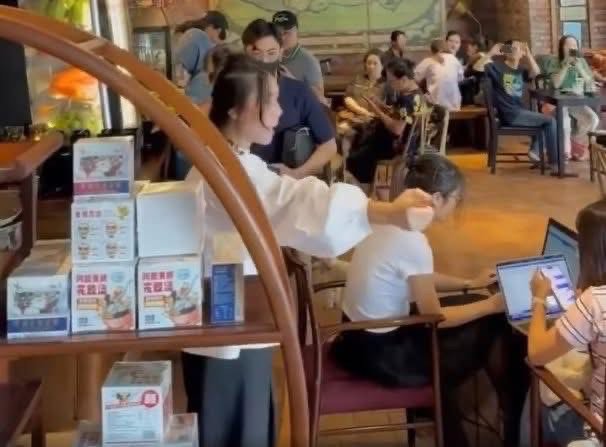 Luật sư nói về hành vi &#39;ra hiệu&#39;, hô &#39;thôi&#39; của tổng tài ở quán cà phê tại Hà Nội: Cần xử lý nghiêm - 1
