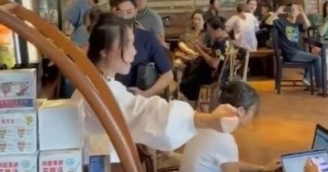 Luật sư nói về hành vi "ra hiệu", hô "thôi" của...