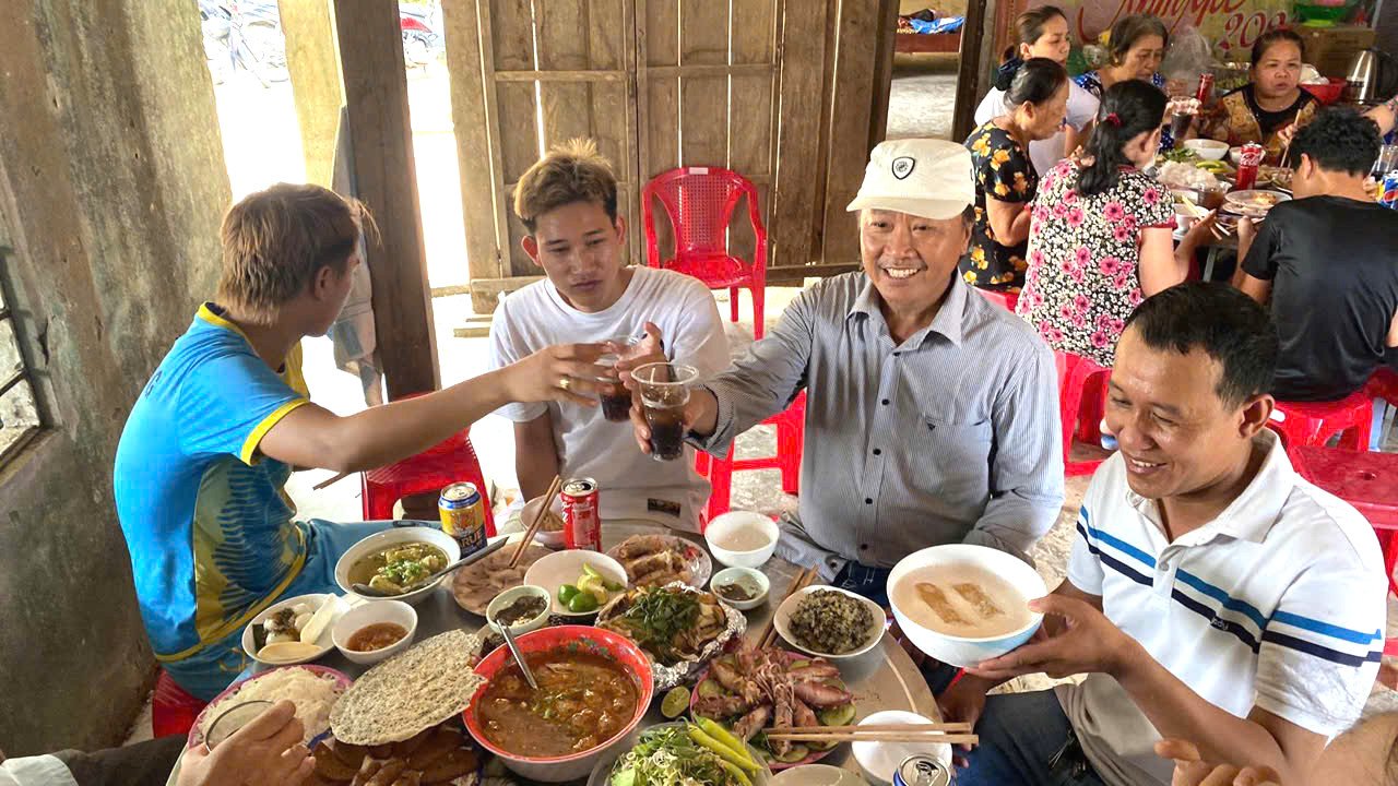 Tú tham dự đám giỗ ở quê nhà. Cô cho hay, các món ăn thường do các thành viên trong gia đình tự nấu nướng và trang trí