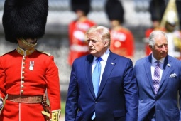Ông Trump như một nhà vua trong lâu đài Anh