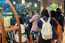 Cảnh tượng bất ngờ tại quán cà phê nơi 'em của tổng tài’ đánh ngã nam nhân viên