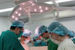 Ca mổ xuyên đêm cấp cứu người phụ nữ tự phá thai 33 tuần tại nhà