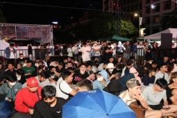 Dòng người "rồng rắn" chờ trên tay iPhone 17 chính hãng đầu tiên tại Việt Nam