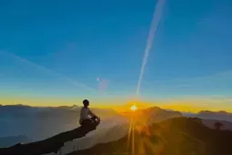 7 cung trekking mùa thu miền Bắc hút trekker với mây bồng bềnh, lúa chín vàng