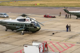 Thế giới - Trực thăng chở Tổng thống Donald Trump hạ cánh khẩn cấp ở Anh