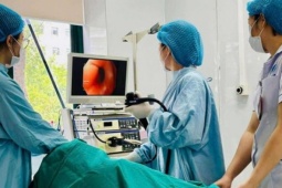 Chảy máu dạ dày vì thói quen thức khuya, xem điện thoại