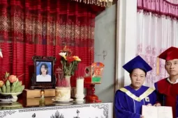 Giáo dục - du học - Mẹ khoác áo cử nhân nhận bằng tốt nghiệp kiến trúc sư thay con gái