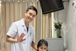 Sức khỏe đời sống - Hiếm gặp: Bé gái 5 tuổi gãy xương đã được bó bột, bố mẹ vẫn khoét lỗ trên bột để đắp lá
